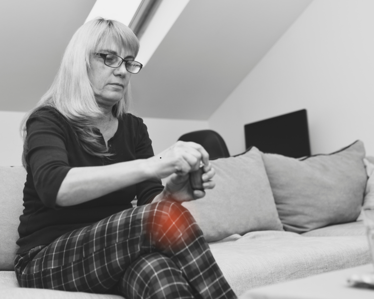 Frau mit Knieschmerzen Fit-mit-Arthrose